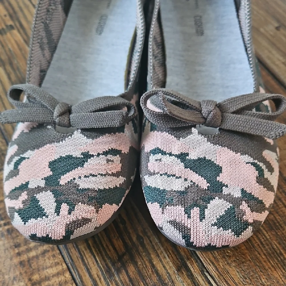 New Cloudsteppers by Clarks. Pink,Olive,White Camo Patterned Flats W/ Bow (Sz.8)